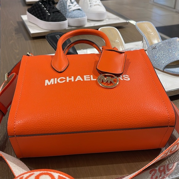 Michael Kors Mirella Small Pebbled Leather Shopper Top Zip Crossbody XBODY
Poppy - Picture 8 of 16